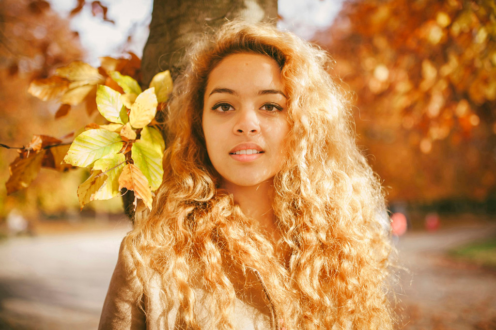 Séance Anna Parc Floral, photo de face devant arbre avec feuilles